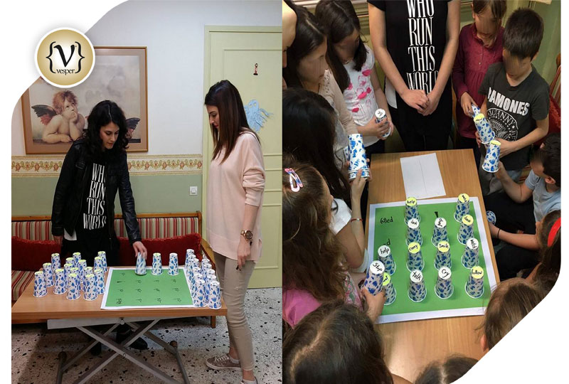 Δεξιά εγώ και η Πηγή τεστάρουμε το παιχνίδι - Αριστερά το παιχνίδι στην τάξη