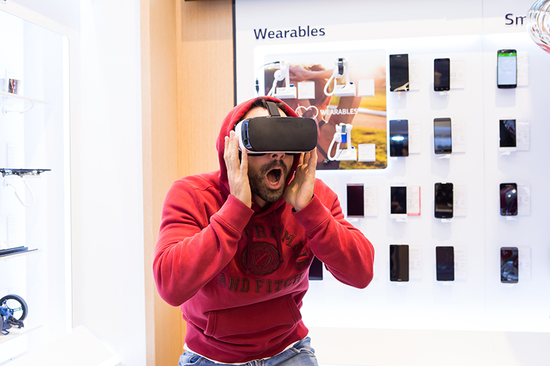 Ο Σάκης Τανιμανίδης και η Αθηνά Οικονομάκου δοκιμάζουν smart gadgets στον ΓΕΡΜΑΝΟ