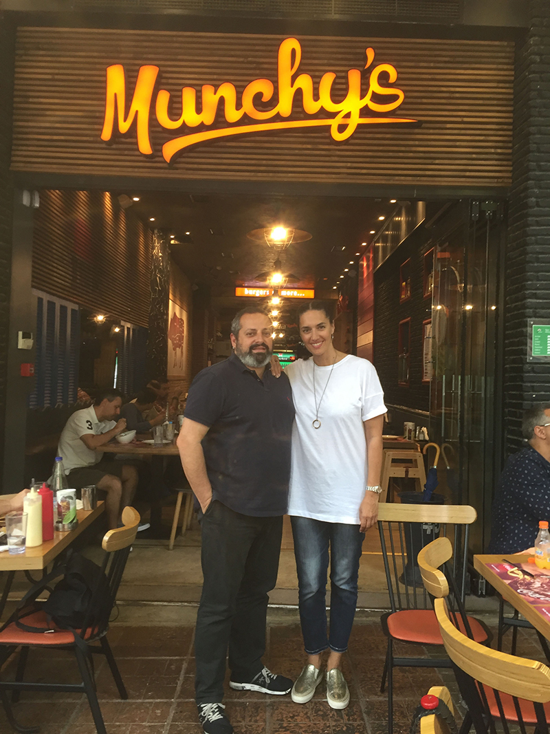 Η Νόνη Δούνια στο Munchy’s Burger Restaurant