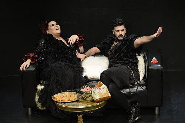 Ο Μάριος Καραβασίλης υπογράφει τα κουστούμια της παράστασης "Δείπνο Βασιλισσών"