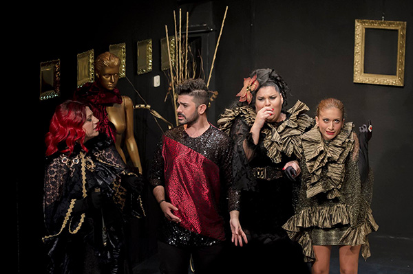 Ο Μάριος Καραβασίλης υπογράφει τα κουστούμια της παράστασης "Δείπνο Βασιλισσών"