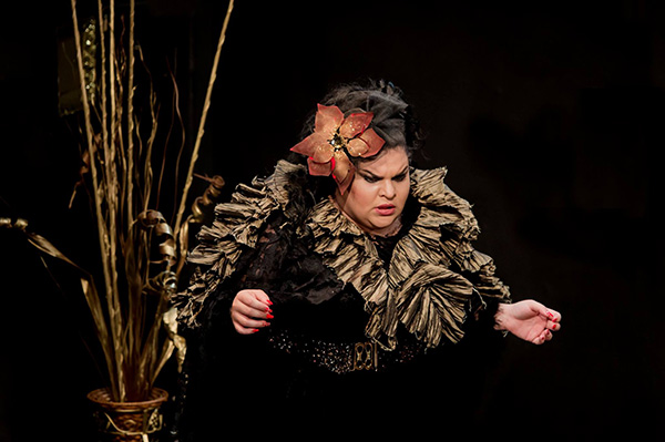 Ο Μάριος Καραβασίλης υπογράφει τα κουστούμια της παράστασης "Δείπνο Βασιλισσών"