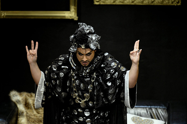 Ο Μάριος Καραβασίλης υπογράφει τα κουστούμια της παράστασης "Δείπνο Βασιλισσών"