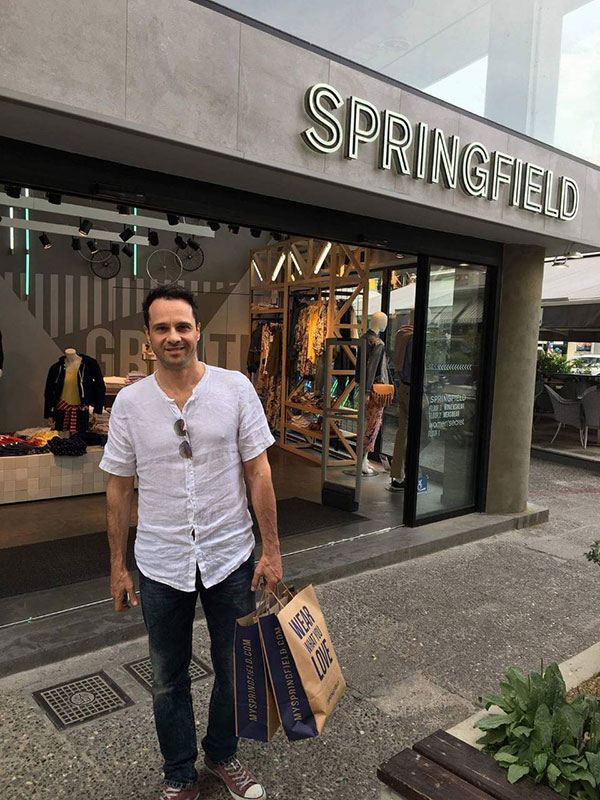 Ο Μέμος Μπεγνής στo κατάστημα Springfield