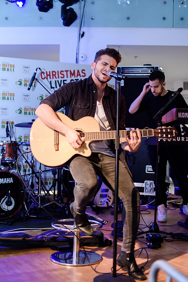 To Αthens Metro Mall άναψε το χριστουγεννιάτικο δέντρο