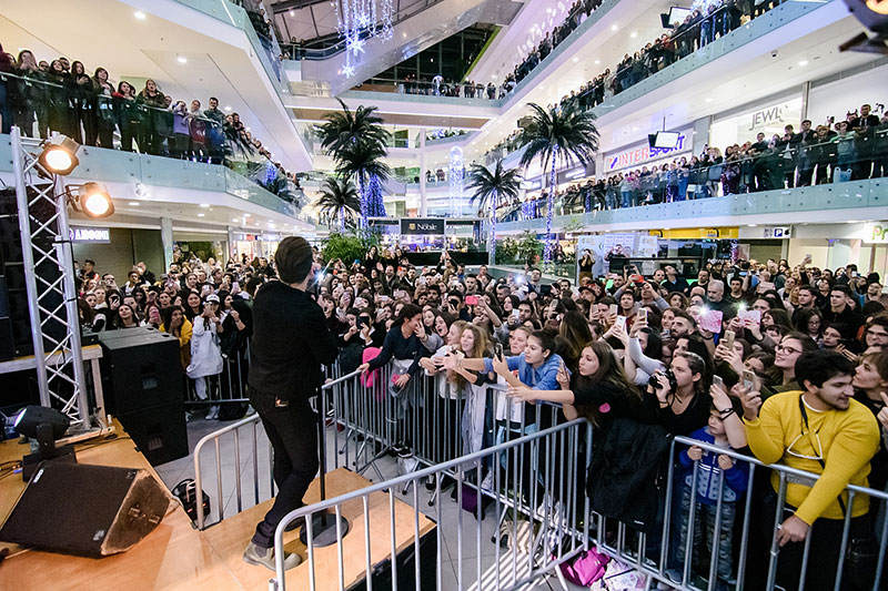 To Αthens Metro Mall άναψε το χριστουγεννιάτικο δέντρο