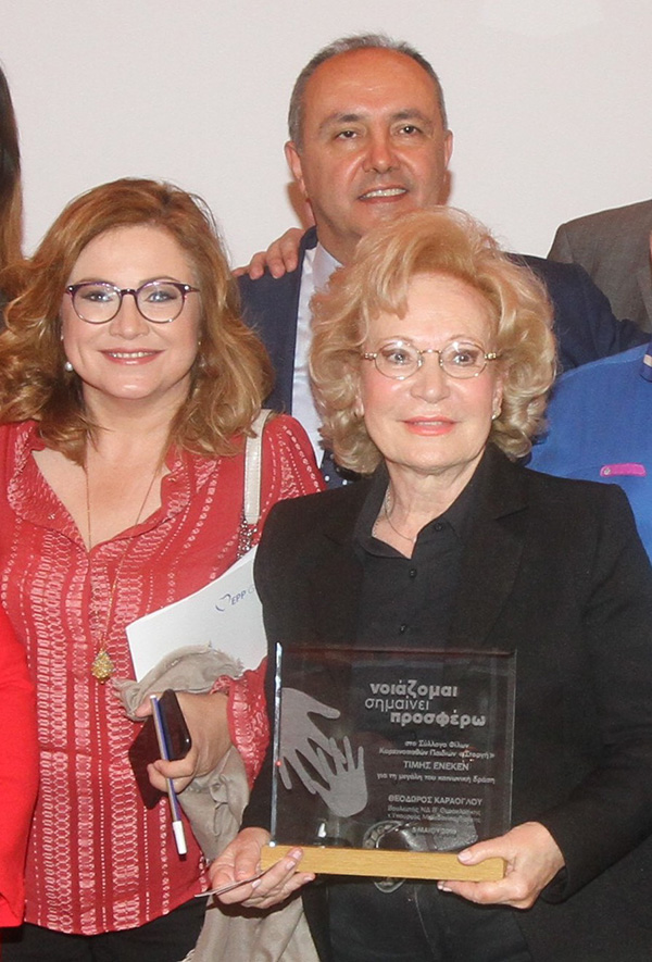 Η Ευρωβουλευτής, κυρία Μαρία Σπυράκη, ο Βουλευτής Β΄ Θεσσαλονίκης, κύριος Θεόδωρος Καράογλου με την Πρόεδρο του Συλλόγου «ΣΤΟΡΓΗ», κυρία Τίμη Μπακατσέλου
