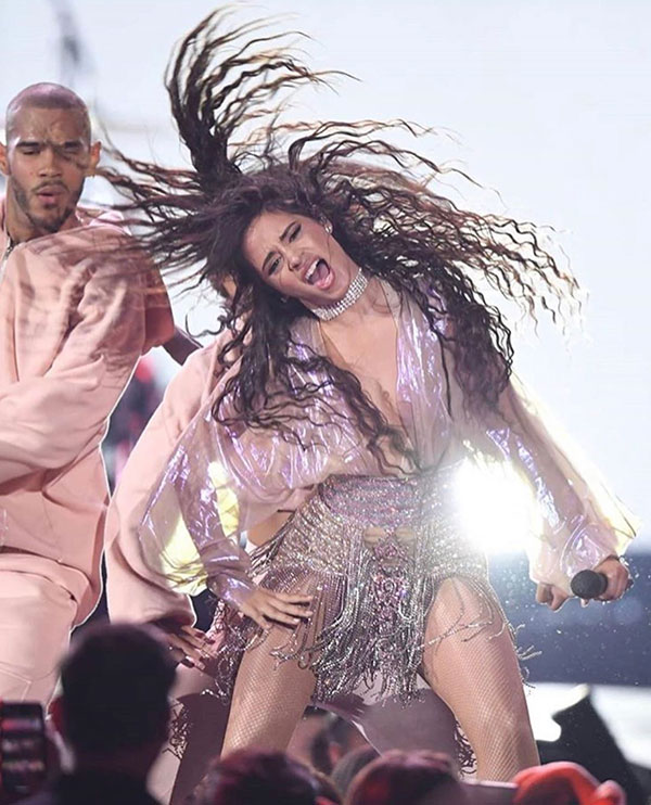 Η Camila Cabello με εντυπωσιακή δημιουργία από την Celia Kritharioti