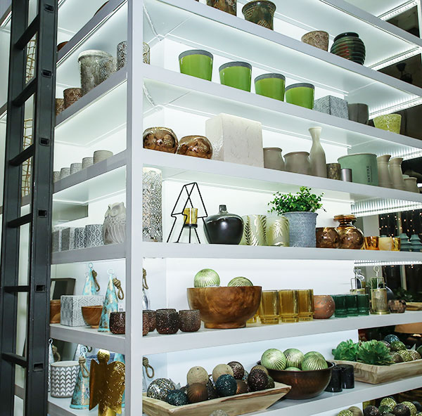 Συνάντηση επωνύμων στο concept store του Κολωνακίου