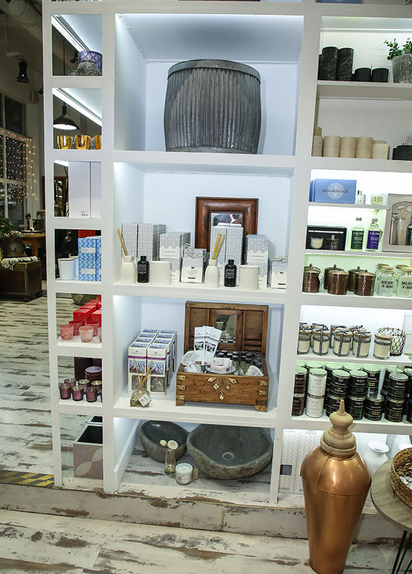 Συνάντηση επωνύμων στο concept store του Κολωνακίου