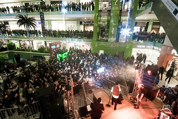 Λαμπερό Christmas Live Stage στο ATHENS METRO MALL με τους ONIRAMA