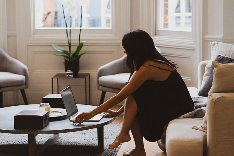 Η Τόνια Σωτηροπούλου πρωταγωνιστεί στην εκπληκτική ταινία μικρού μήκους του TravelStaytion.com