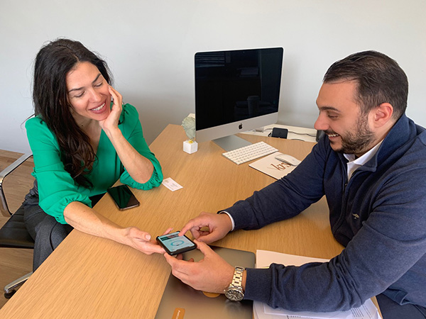 Η Ναταλία Δραγούμη ενημερώνεται για τις δυνατότητες της εφαρμογής KRS Reporting App από τον Κωνσταντίνο Ράικο, CEO & Founder της KRS