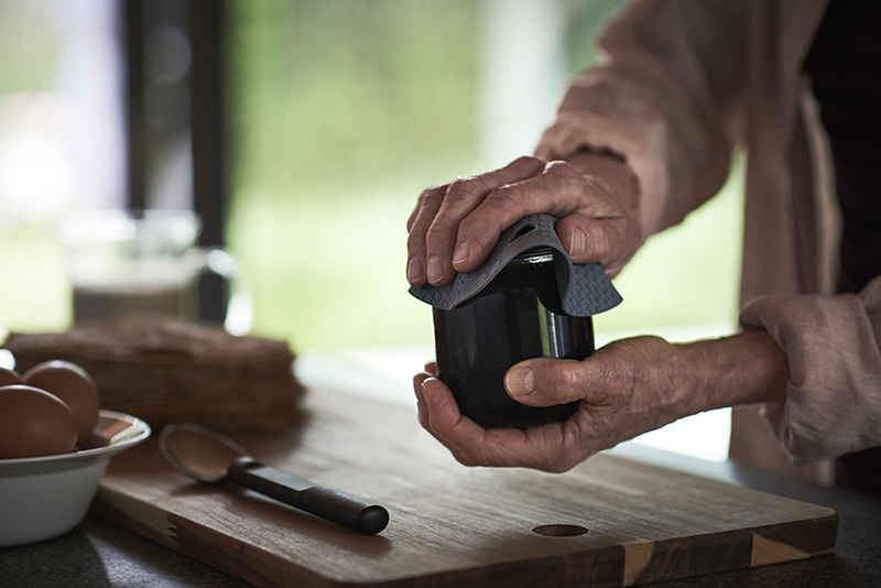 Νέα εργονομική σειρά OMTÄNKSAM από την ΙΚΕΑ για πιο εύκολη καθημερινή ζωή στο σπίτι για όλους