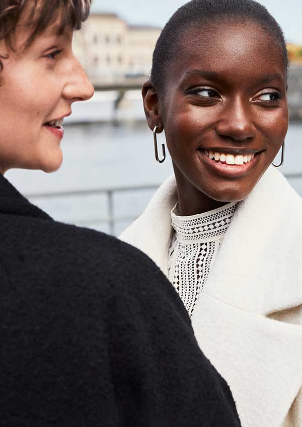Η φθινοπωρινή συλλογή της H&M για το 2020 αναδεικνύει την ομορφιά των ανακυκλωμένων υλικών
