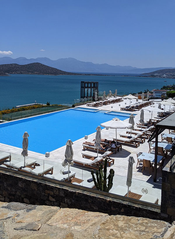 Παραδοσιακός εορτασμός στην Κρήτη με λύρα και τοπικές φορεσιές για το 1ο Οικολογικό Ξενοδοχείο Royal Marmin Bay