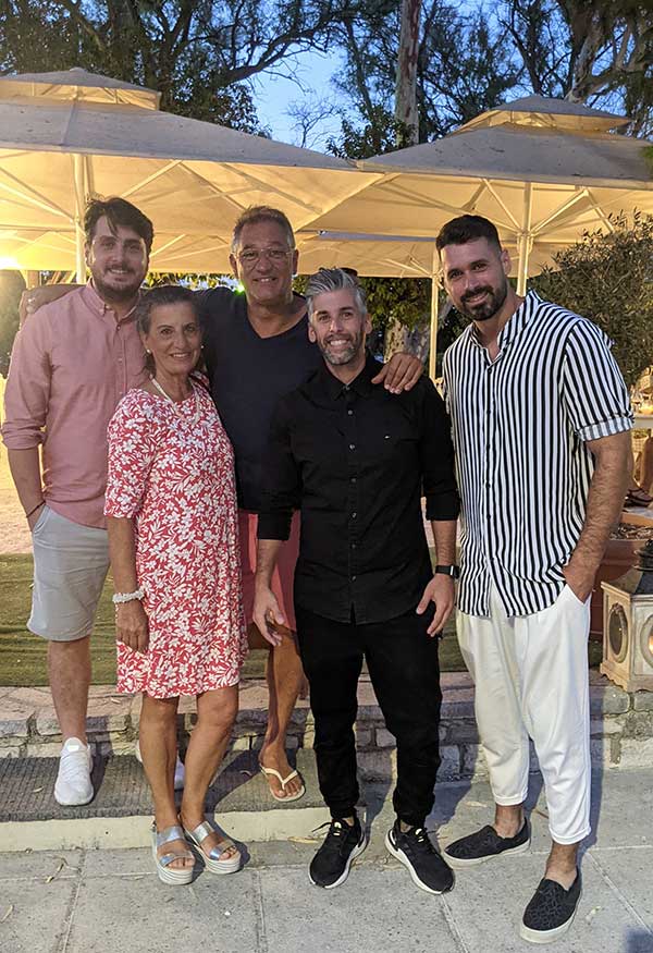 Πεντανόστιμο φαγητό, μαγευτική θέα και καλοί φίλοι στη… «Κόμισσα» της Κέρκυρας.