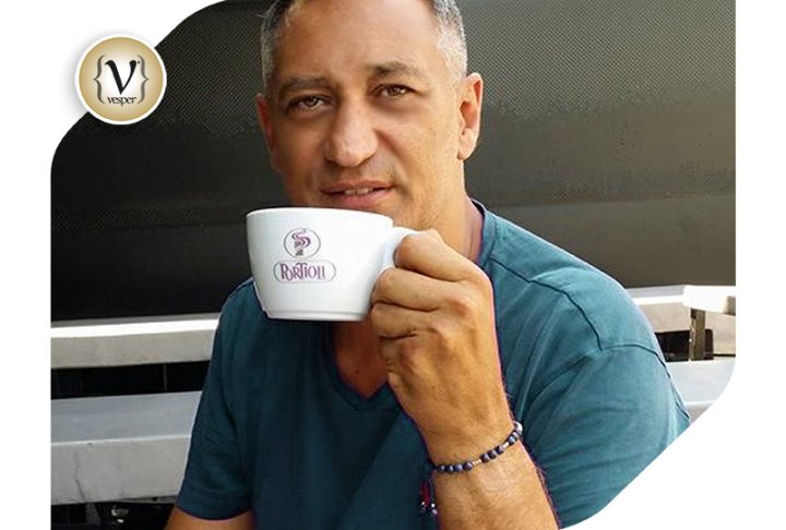 O Γιώργος Ντάβλας απολαμβάνει καφέ Portioli