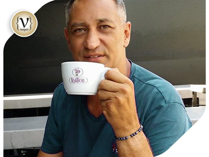 O Γιώργος Ντάβλας απολαμβάνει καφέ Portioli