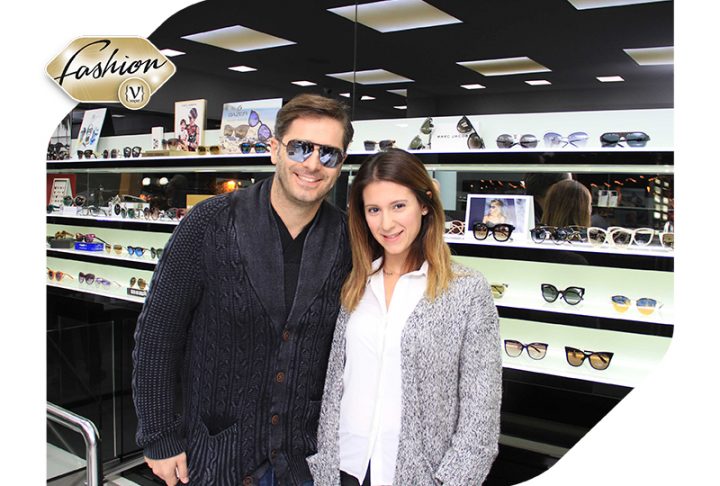 Ο Αλέξανδρος Μπουρδούμης επιλέγει γυαλιά από το κατάστημα ORAMA