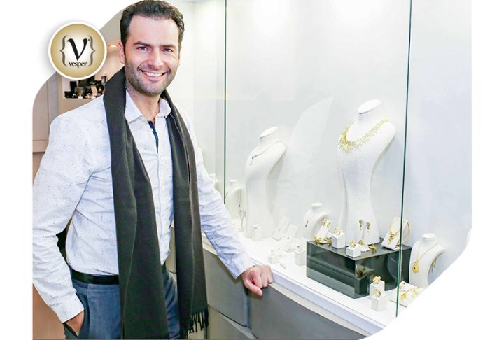 Ο Παναγιώτης Μπουγιούρης στο κοσμηματοπωλείο του Άρη Μίχα στην Κηφισιά