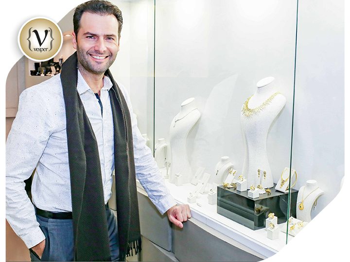 Ο Παναγιώτης Μπουγιούρης στο κοσμηματοπωλείο του Άρη Μίχα στην Κηφισιά