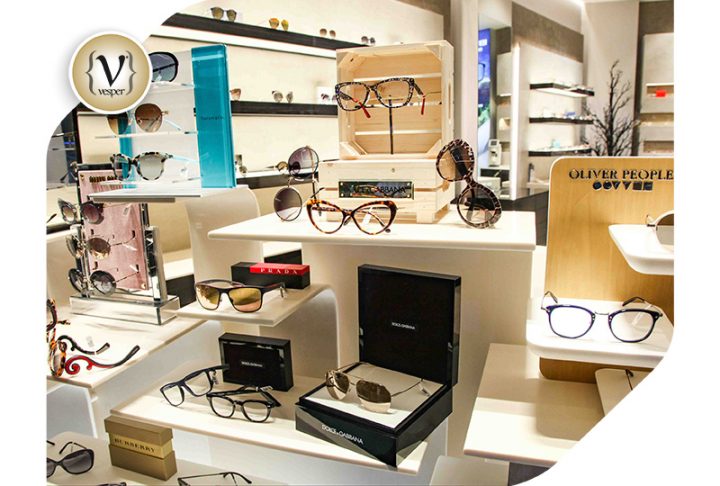 Πλήθος επωνύμων στο κατάστημα Οπτικών του Μιχάλη Παπαθεοδώρου στη Γλυφάδα