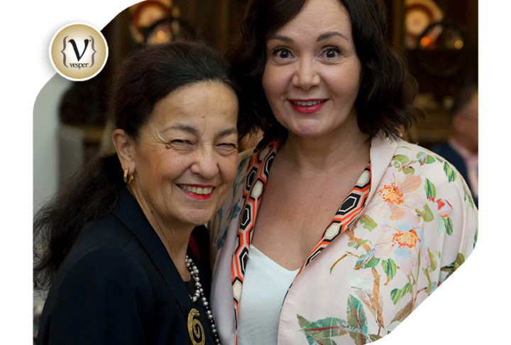 Λαμπερές παρουσίες στο εστιατόριο 