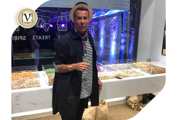 Ο Λάκης Γαβαλάς στο κατάστημα “Era” στη Γλυφάδα