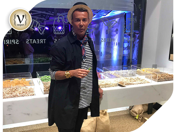 Ο Λάκης Γαβαλάς στο κατάστημα “Era” στη Γλυφάδα