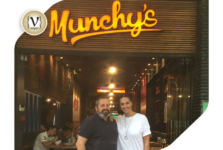 Η Νόνη Δούνια στο Munchy’s Burger Restaurant