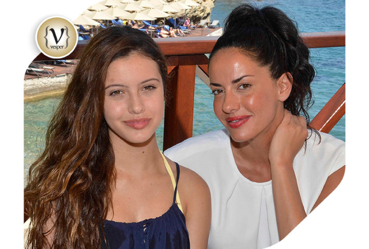 Η Εύη Αδάμ με την κόρη της στο ξενοδοχείο Sirene Blue Resort στον Πόρο