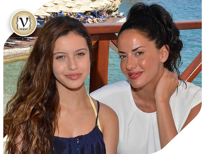 Η Εύη Αδάμ με την κόρη της στο ξενοδοχείο Sirene Blue Resort στον Πόρο