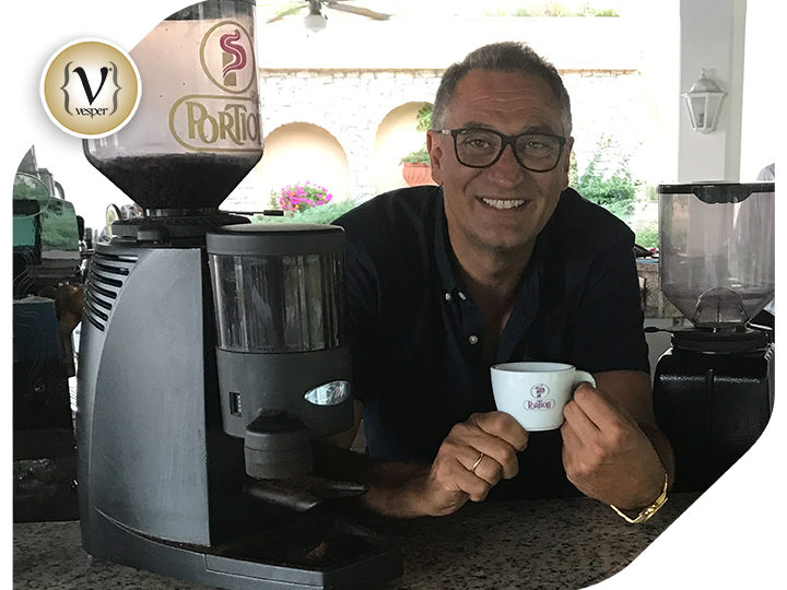 Ο Γιώργος Ντάβλας απολαμβάνει καφέ Portioli στο ξενοδοχείο Corfu Palace
