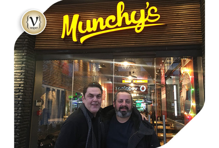 Ο Αντώνης Λουδάρος στο Munchy’s Burger Restaurant