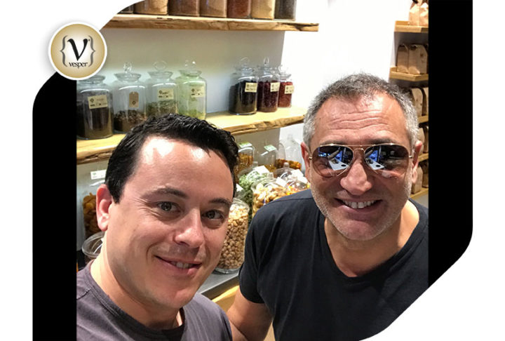 Ο Γιώργος Ντάβλας στο κατάστημα “Era” στο Κολωνάκι