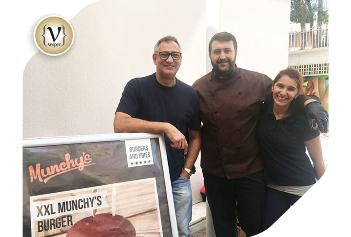Το Munchy's Burger Restaurant δείχνει το κοινωνικό του πρόσωπο
