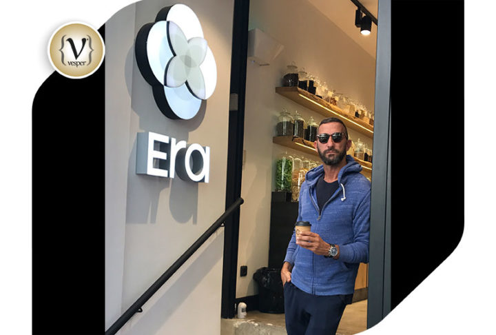 Ο Χάρης Ντάβλας στο κατάστημα “Era” στο Κολωνάκι