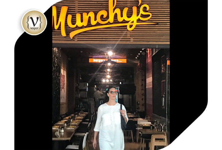 Η Νόνη Δούνια στο Munchy’s Burger Restaurant στην πλατεία της Κηφισιάς