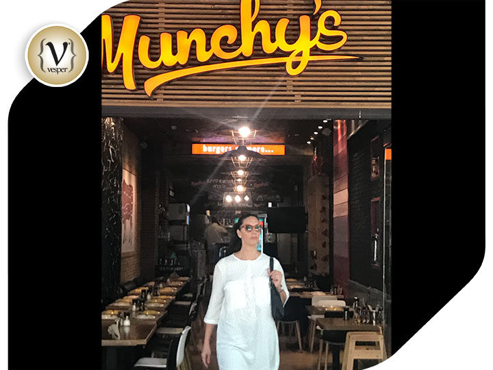 Η Νόνη Δούνια στο Munchy’s Burger Restaurant στην πλατεία της Κηφισιάς
