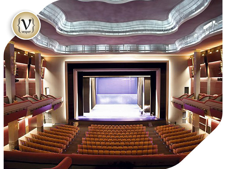 Υπέρτιτλους στα ελληνικά και στα αγγλικά αποκτούν οι παραστάσεις  στο Θέατρο Παλλάς