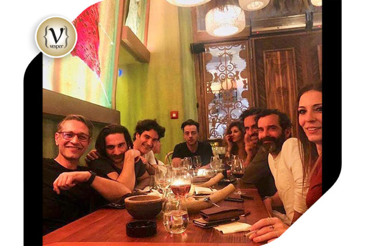 Ο Κωνσταντίνος Μαρκουλάκης με τον Χριστόφορο Παπακαλιάτη και την θεατρική τους ομάδα, στο PatPong Thai Restaurant