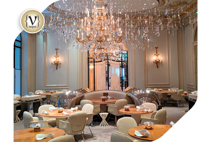 To ιστορικό Hotel Plaza Athénée είναι σίγουρα ταυτισμένο με το Παρίσι, όσο και ο Πύργος του Άιφελ!