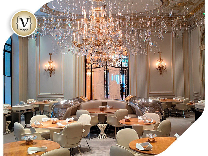 To ιστορικό Hotel Plaza Athénée είναι σίγουρα ταυτισμένο με το Παρίσι, όσο και ο Πύργος του Άιφελ!