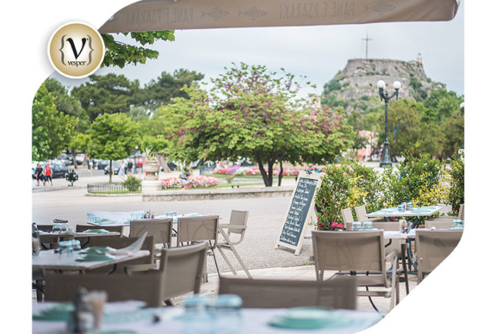 Ο Δημήτρης Σκαρμούτσος βάζει την υπογραφή του σε γνωστό μεζεδοπωλείο της Κέρκυρας