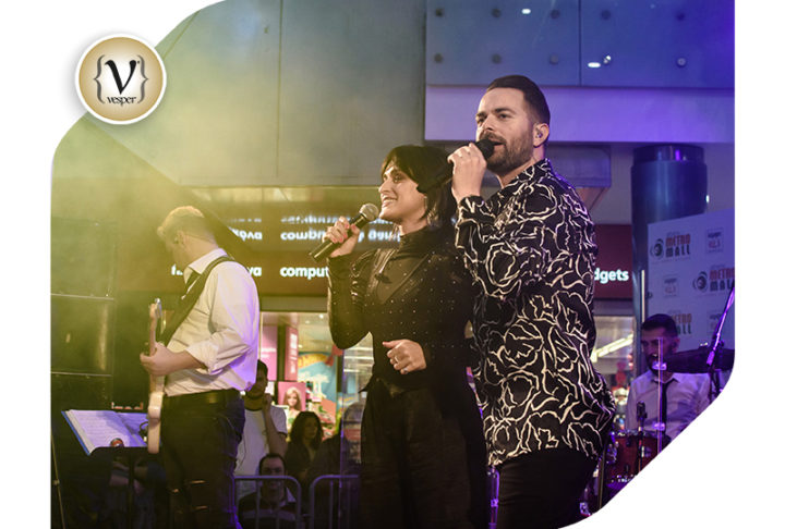 Λαμπερό Christmas Live Stage στο ATHENS METRO MALL με τον Ηλία Βρεττό και τη Χριστίνα Σάλτη