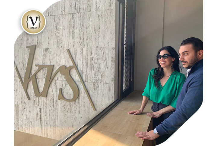 Η Ναταλία Δραγούμη μαθαίνει για τις δυνατότητες της εφαρμογής KRS Reporting App