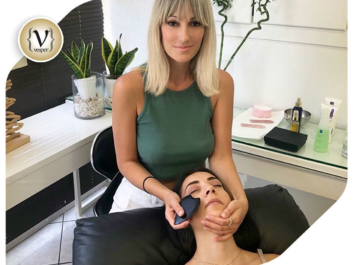 Ποια είναι τα οφέλη του μασάζ gua sha για ρυτίδες και σύσφιξη που επιλέγουν διάσημες Ελληνίδες;