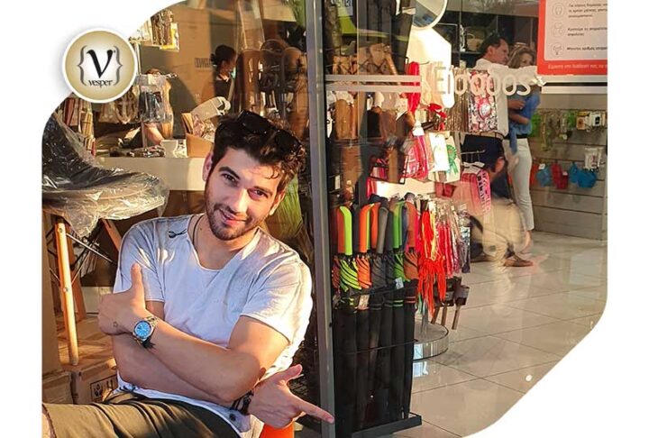 Ο ηθοποιός Μάνος Ιωάννου στο κατάστημα ΔΙΑΦΑΝΟ