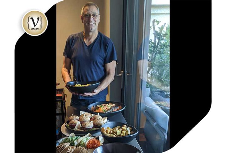 Ο Γιώργος Ντάβλας απολαμβάνει τις υγιεινές νοστιμιές του Crudo στο σπίτι του